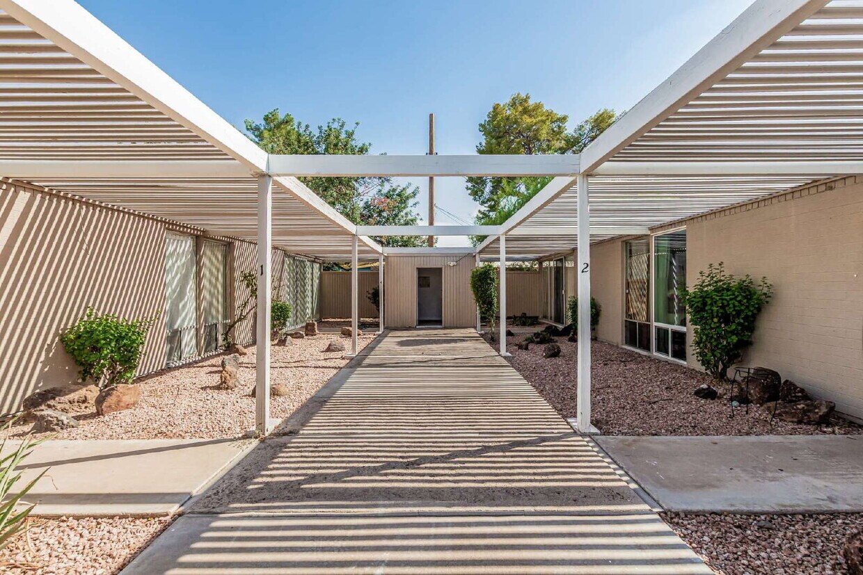 Primary Photo - Great Location - 2 bed 1 bath Private Yard