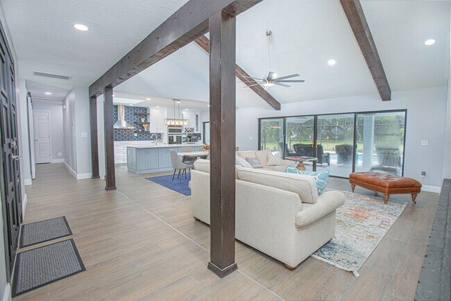Foto del edificio - Beautifully Updated 3/2 Pool Home with Lar...