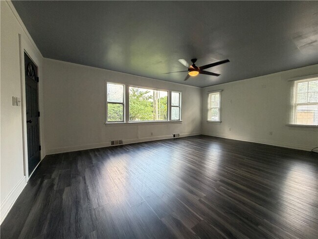 Foto del edificio - 1095 S Ray Ave
