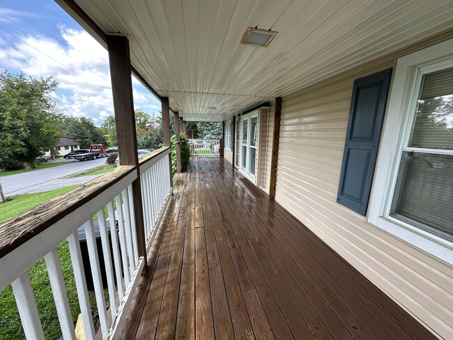Building Photo - 955 Beaver Dr NW