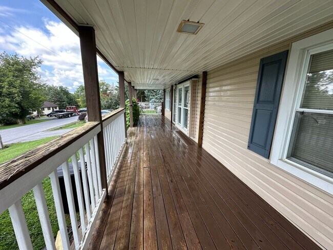 Building Photo - Christiansburg, 3 BR / 2 BA Available Now