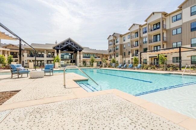 Cadence Creek Towne Lake: patio y piscina estilo resort - 4 (1) - Cadence Creek at Towne Lake 55+ Active Adu...