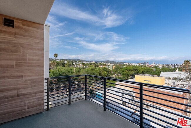 Foto del edificio - 7428 Santa Monica Blvd