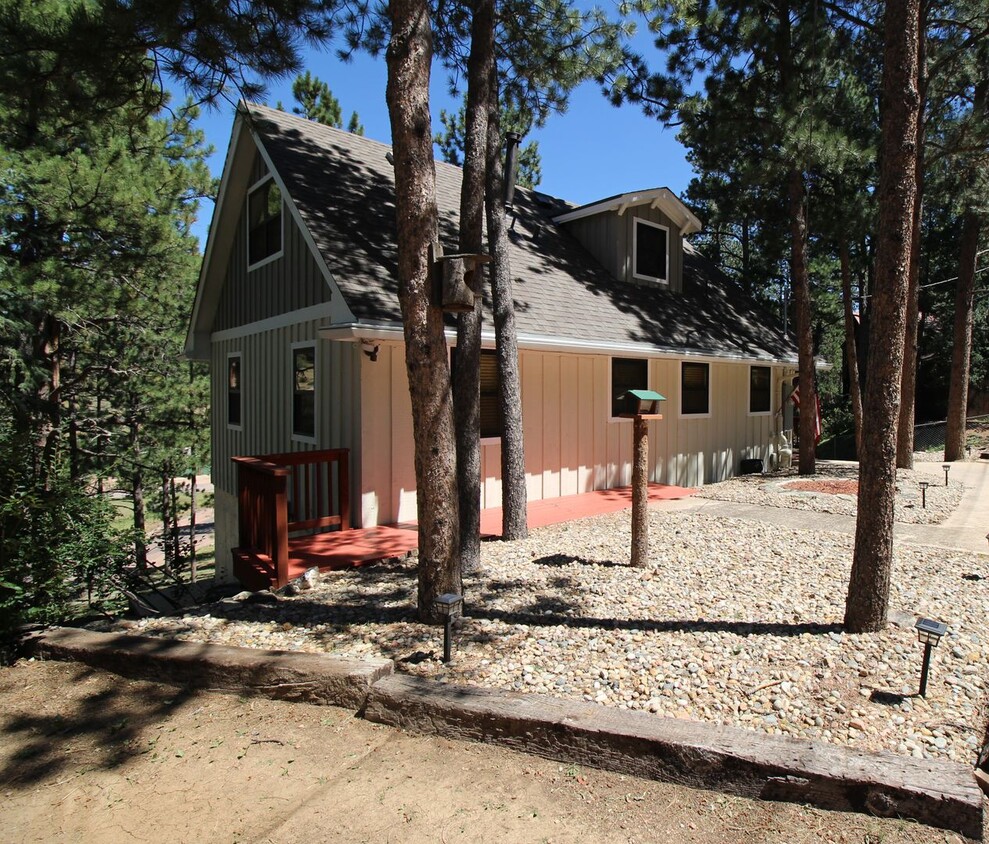 Primary Photo - Beautiful Home located in Chipita Park, Ca...