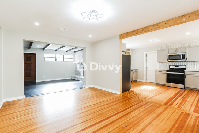Building Photo - 2707 Saint Johns Avenue