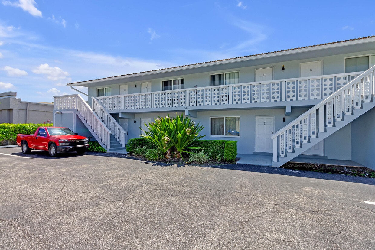 Foto principal - 560 NE 46th St