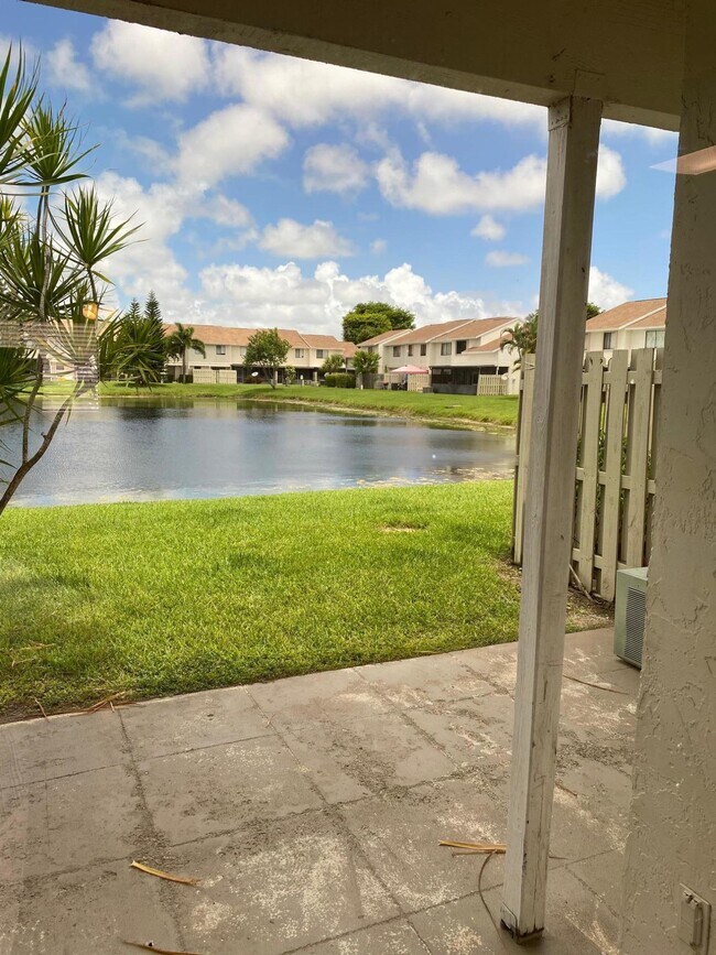Building Photo - 3002 Poolside Dr