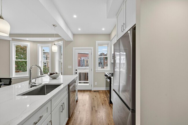 Building Photo - Renovated Hill East 3BR Near Metro + Parking