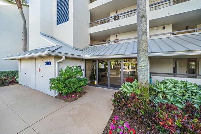 Foto del edificio - 243 Bay Colony Dr N
