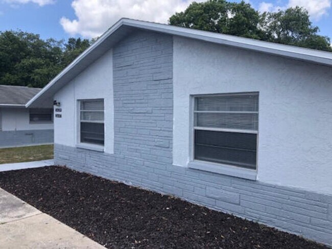 Building Photo - Freshly Updated 2BR/1BA Duplex Unit in Hol...