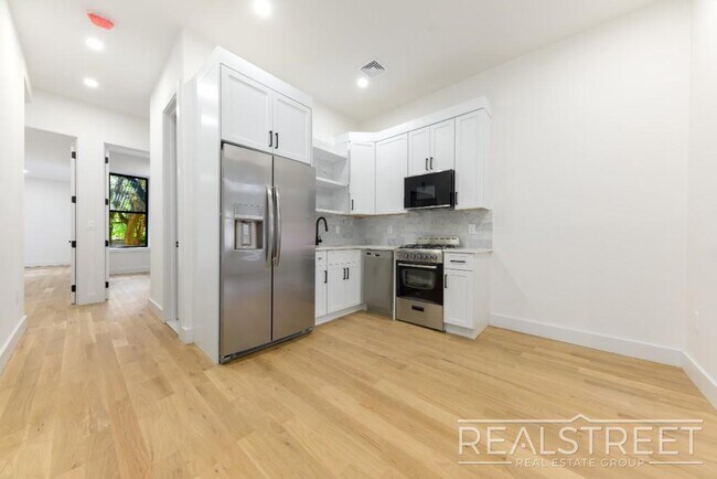 Foto del edificio - Brand New 2 Bed in Bed Stuy Brownstone!