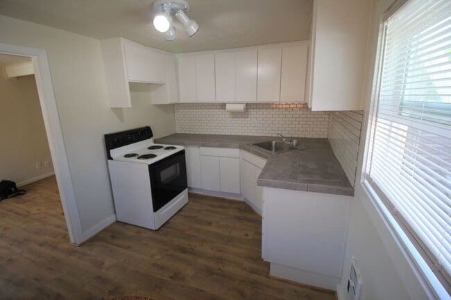 kitchen - 210 Northeast 5th Avenue