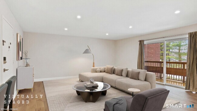 Foto del edificio - 92 Wilton Crest Rd