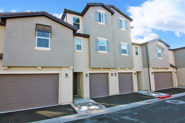 Building Photo - Clean, modern, move-in ready townhouse!