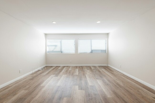 Building Photo - 532 N Rossmore Ave