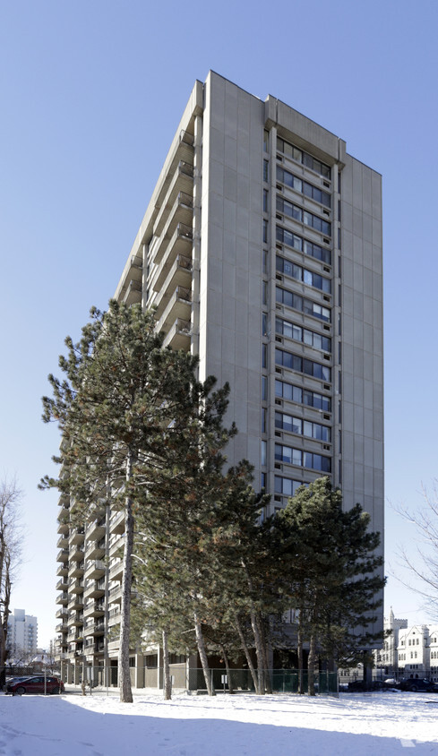 Building Photo - Ten Driveway Apartments