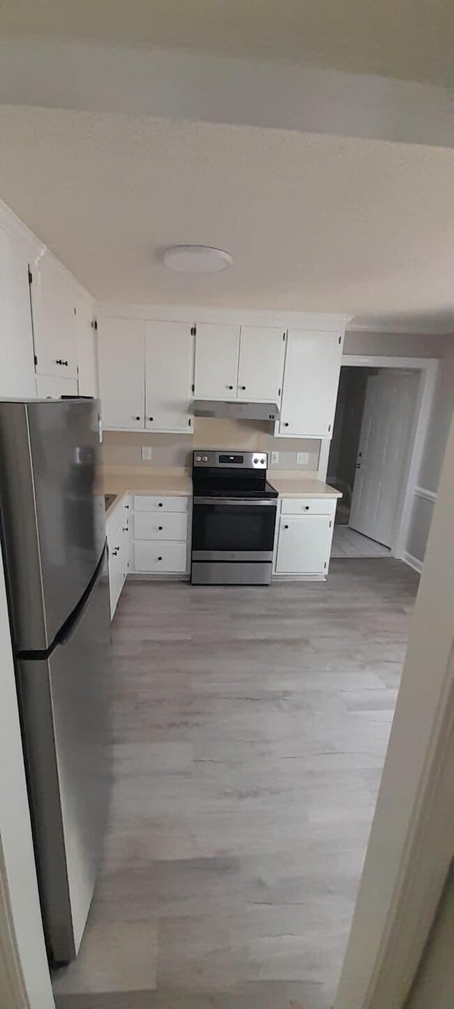 Building Photo - 4 Bedrooms 2.5 Bath