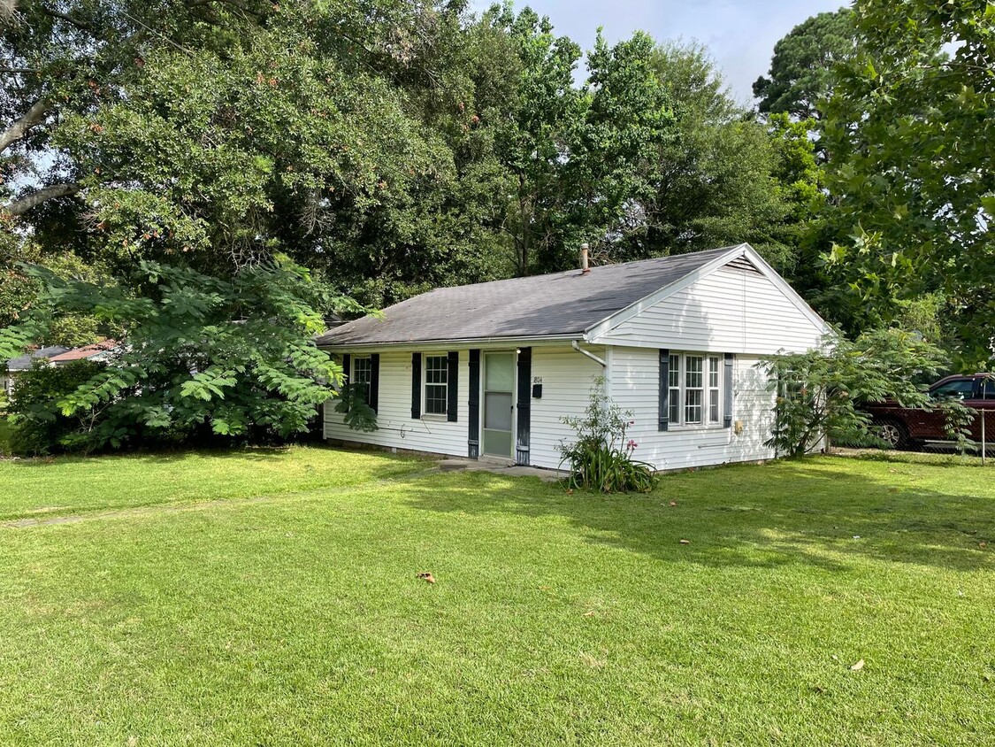 Primary Photo - Remodeled 3 bedroom Home