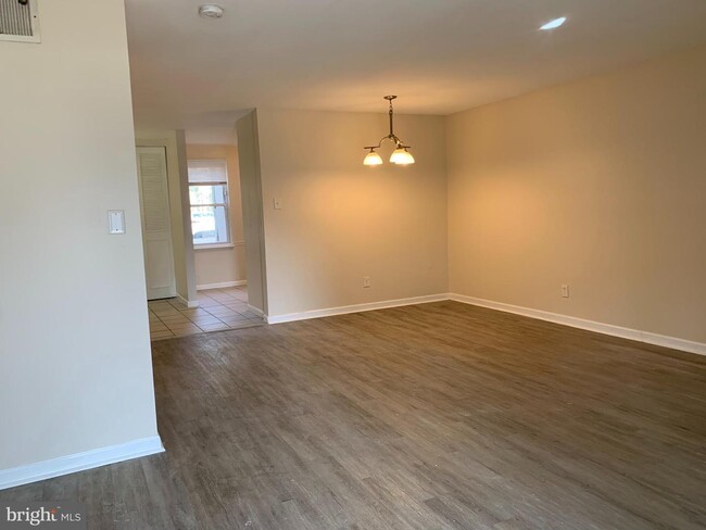 Building Photo - 505 BROMLEY