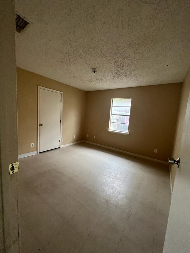 Building Photo - 136 Pamplona Loop