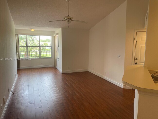 Foto del edificio - 3330 Pinewalk Dr N