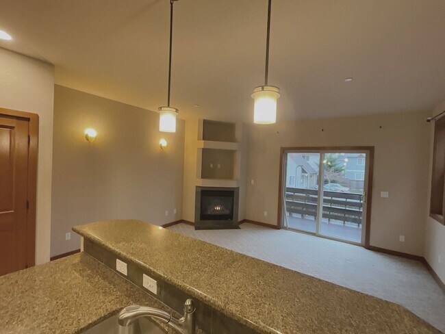 Building Photo - Beautiful 3 Bedroom Townhouse in Lynnwood!
