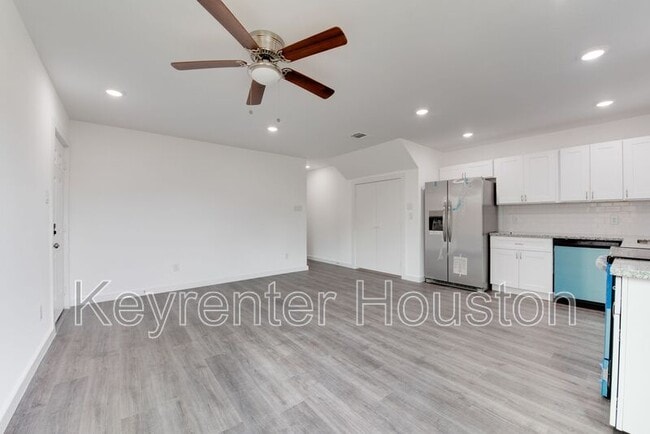 Building Photo - 8128 Sterlingshire St