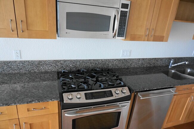 Foto del edificio - Large 1 Bed Loft with 20 Foot Wall of Glass City View at The VUE!