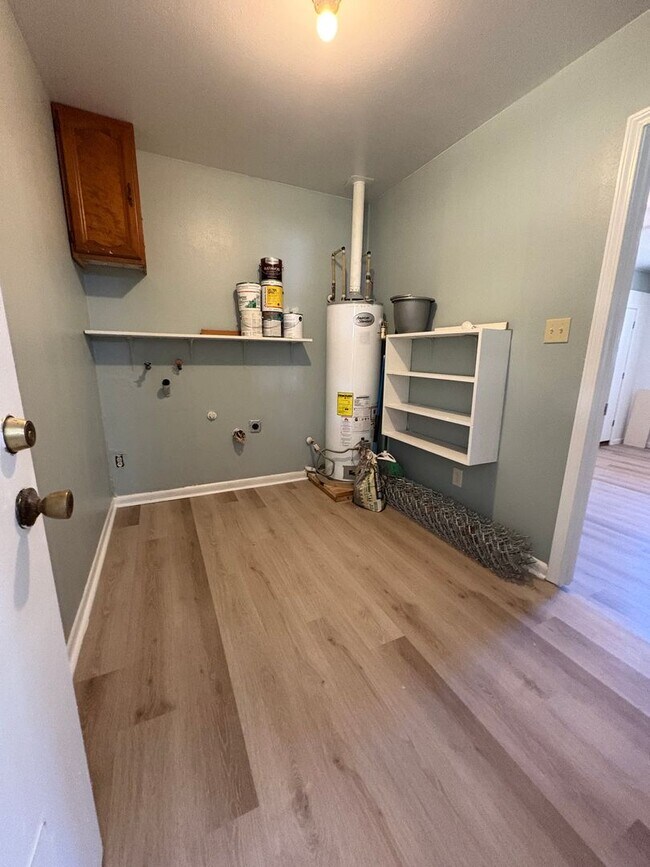 Foto del edificio - Gorgeous 4 bedroom/1.5 bath house with Central Air & Heat