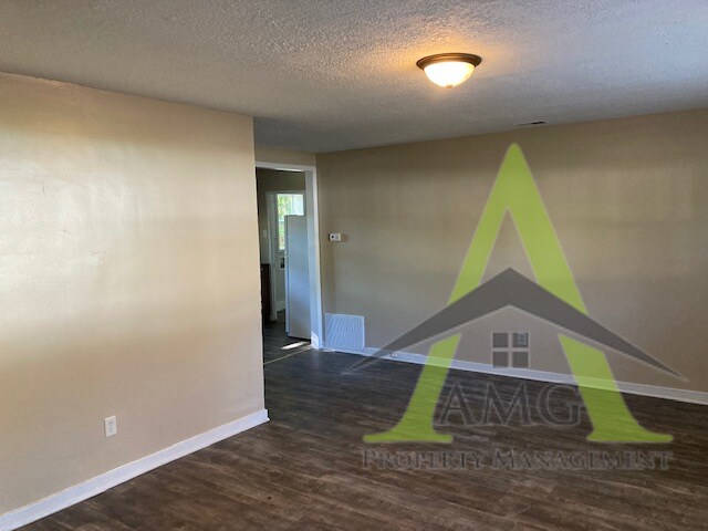 Foto del edificio - 6231 Raleigh Dr