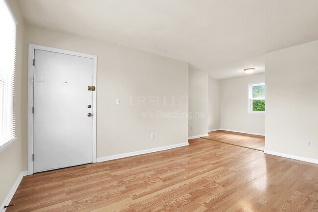 Foto del edificio - 1716 Bonnyville Blvd