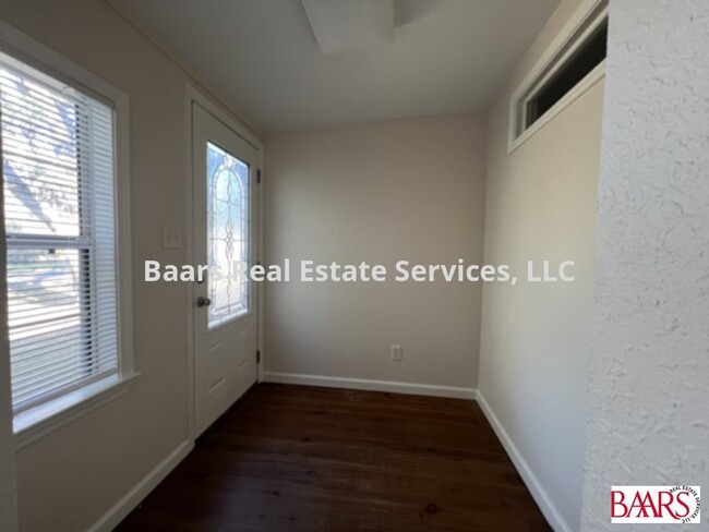 Building Photo - Cottage on large lot