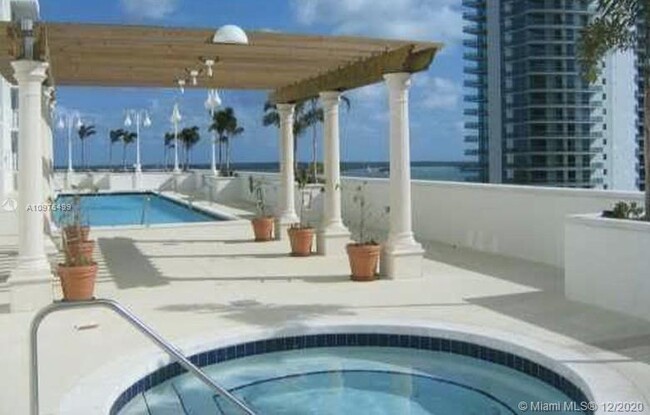 Building Photo - 1200 Brickell Bay Dr