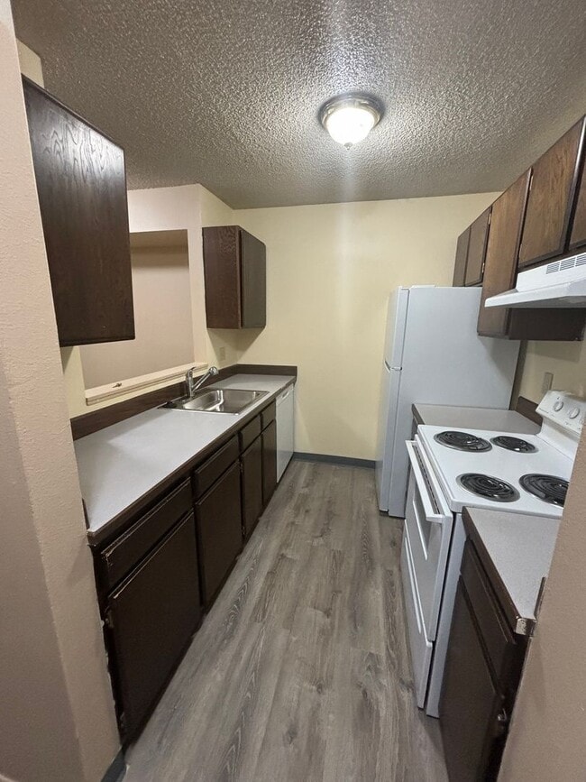 Building Photo - 1 bed 1 bath condo with seasonal outdoor pool available now!!