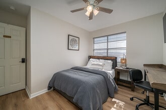 Building Photo - 1528 E Devine St