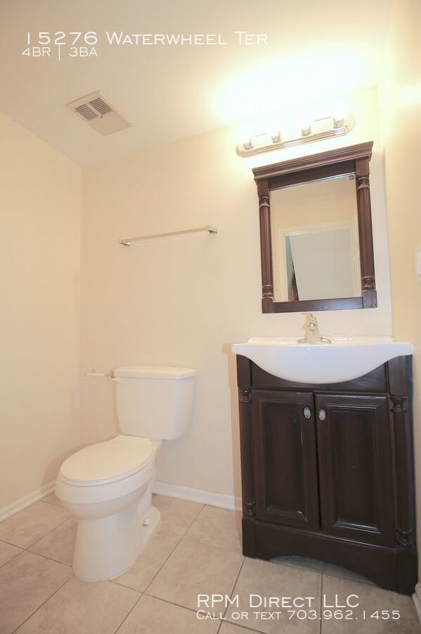 Building Photo - Large End Unit Townhouse