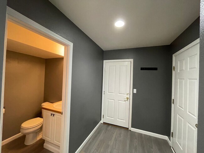 Building Photo - Exclusive Summerwind Town Home Community