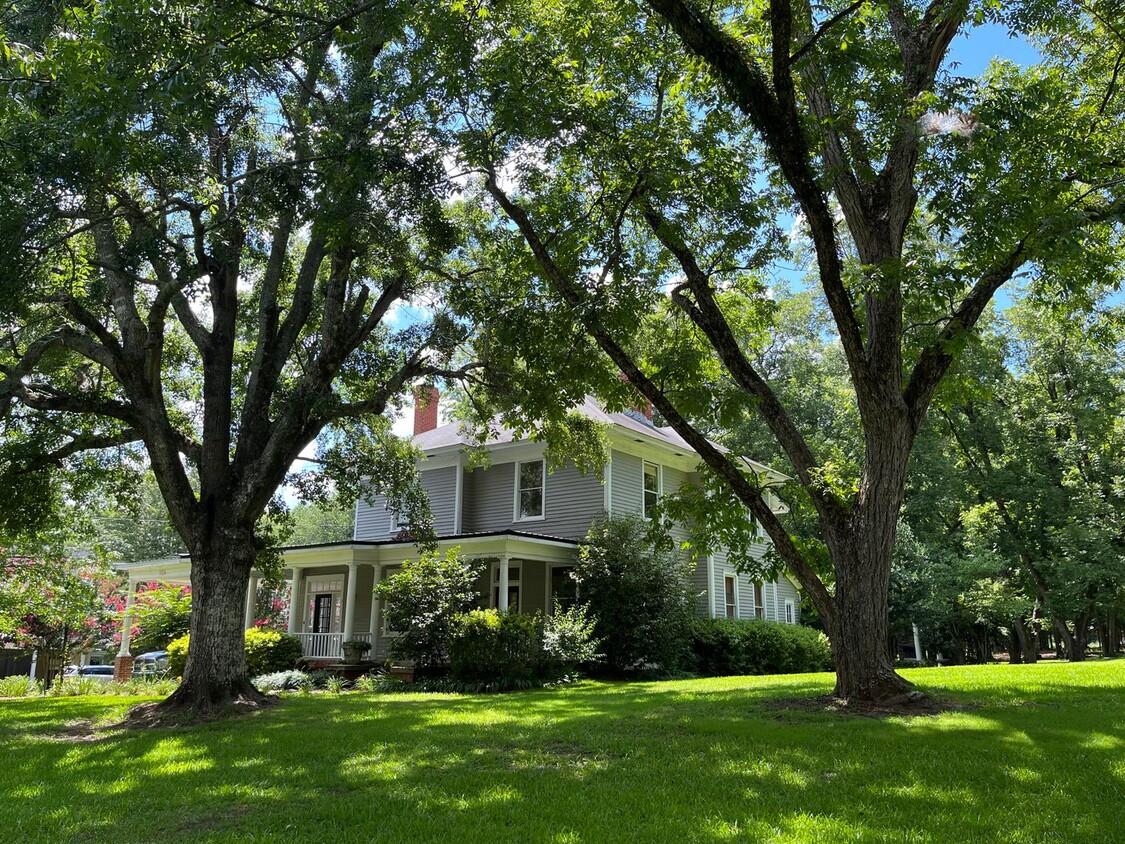 Primary Photo - Sprawling Southern Home in Historic Concor...