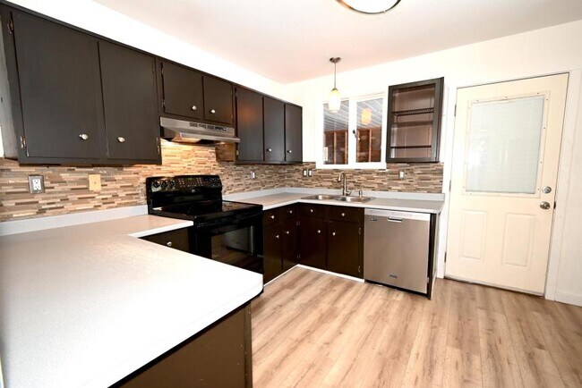 Photo du bâtiment - 5 bedroom in Prince George BC V2K 3J7