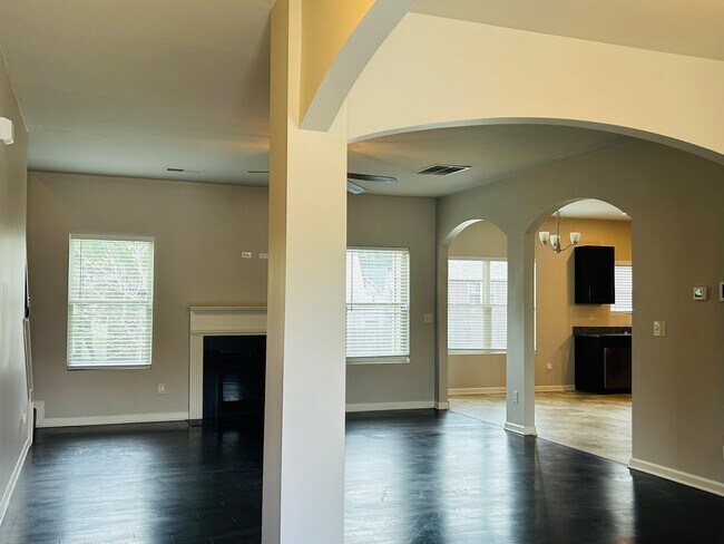 Building Photo - Beautiful 4 bedroom, 2.5 bathroom home In ...