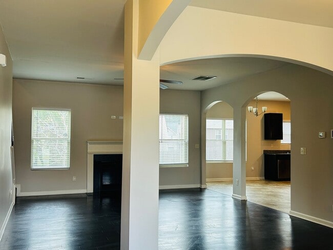 Foto del edificio - Beautiful 4 bedroom, 2.5 bathroom home In ...