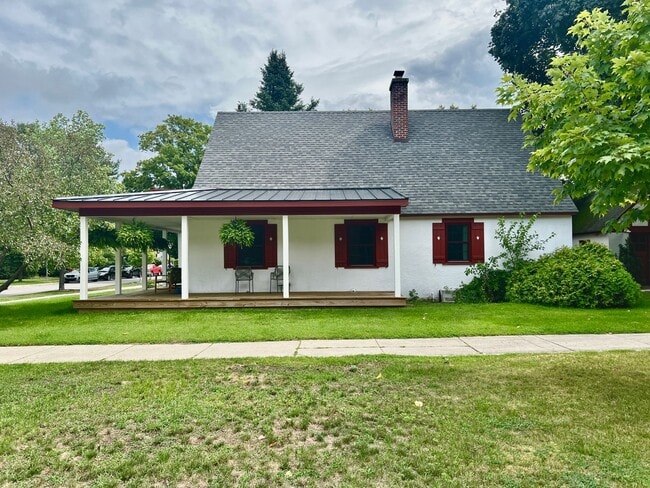 Building Photo - The Ideal TC Downtown Retreat