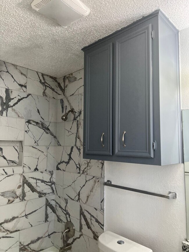 Building Photo - Available June 1st, 2 bedrooms 2 bathrooms...