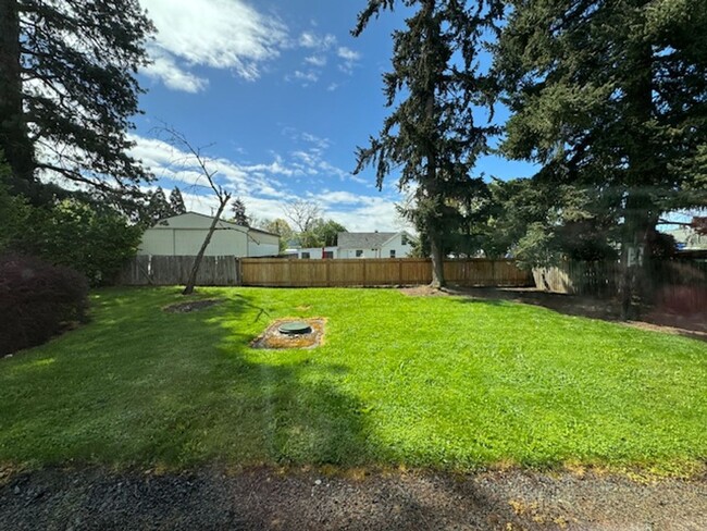 Building Photo - Pet Friendly Charming Remodeled 3 Bedroom ...