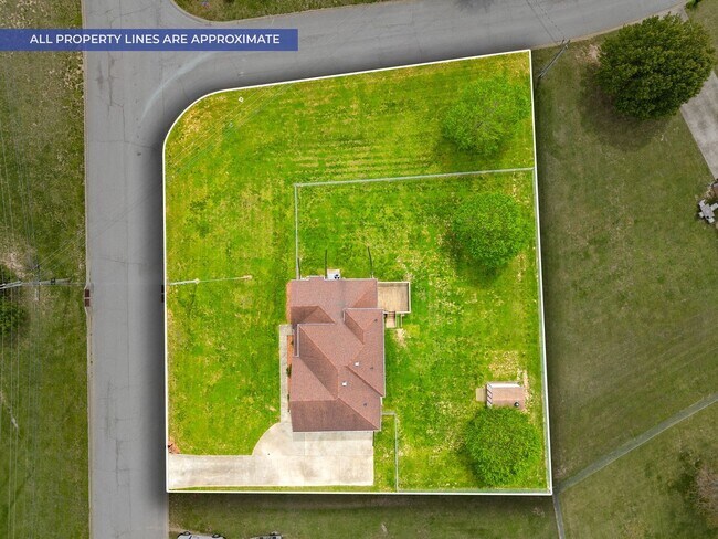 Building Photo - Pet-Friendly 3BR Home w/ 3-Car Garage, Fir...