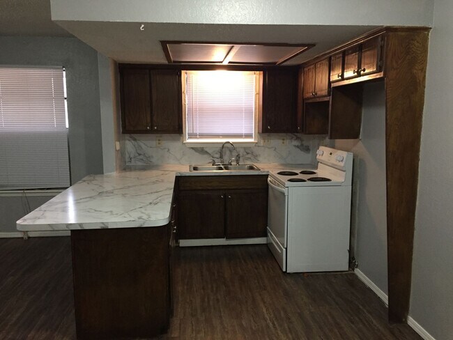Foto del edificio - Available Now - 2 bed 1 bath duplex