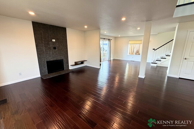 Foto del edificio - Beautifully Remodeled 4 Bed Home with Loft + Prime Location