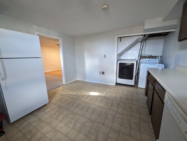 Kitchen - 409 Illinois St