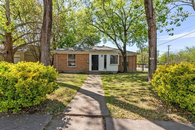 Building Photo - 2704 Highwood Dr
