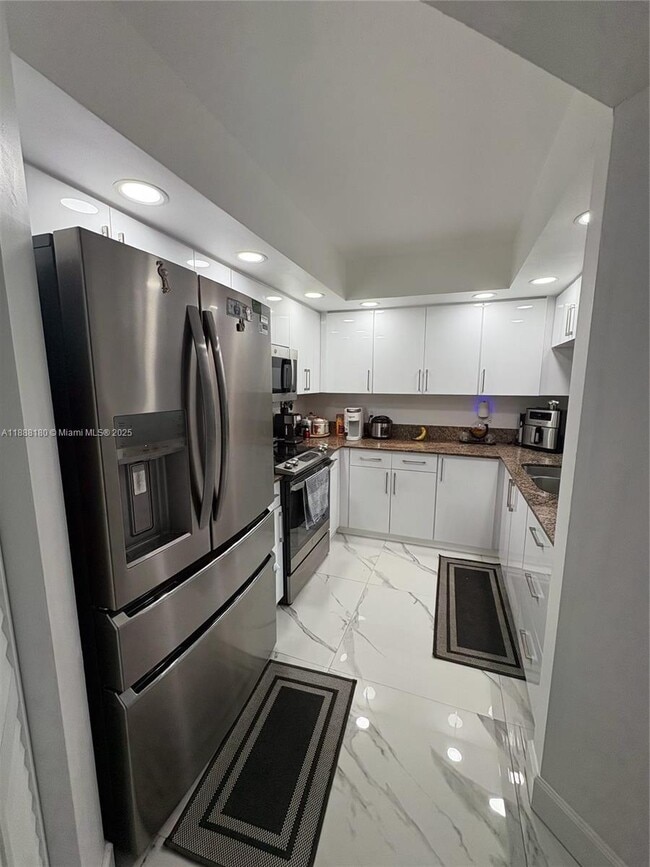 Building Photo - 901 SW 138th Ave